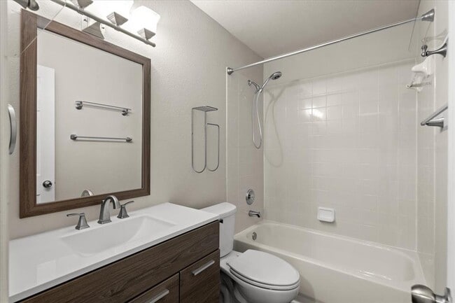 Building Photo - 2808 Barefoot Ln