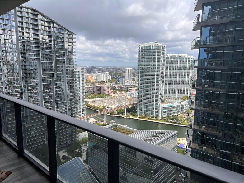 Building Photo - 801 S Miami Ave