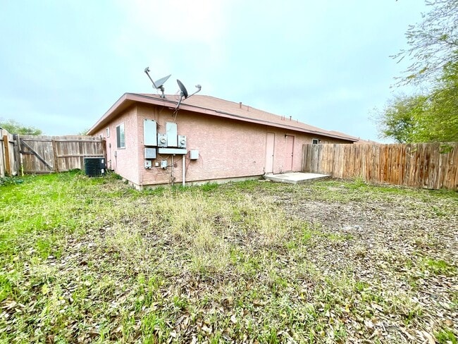 Building Photo - **APPLICATION RECEIVED** **MOVE IN SPECIAL** Charming 3-Bed, 2-Bath Home with Fenced Yard – Pet F...