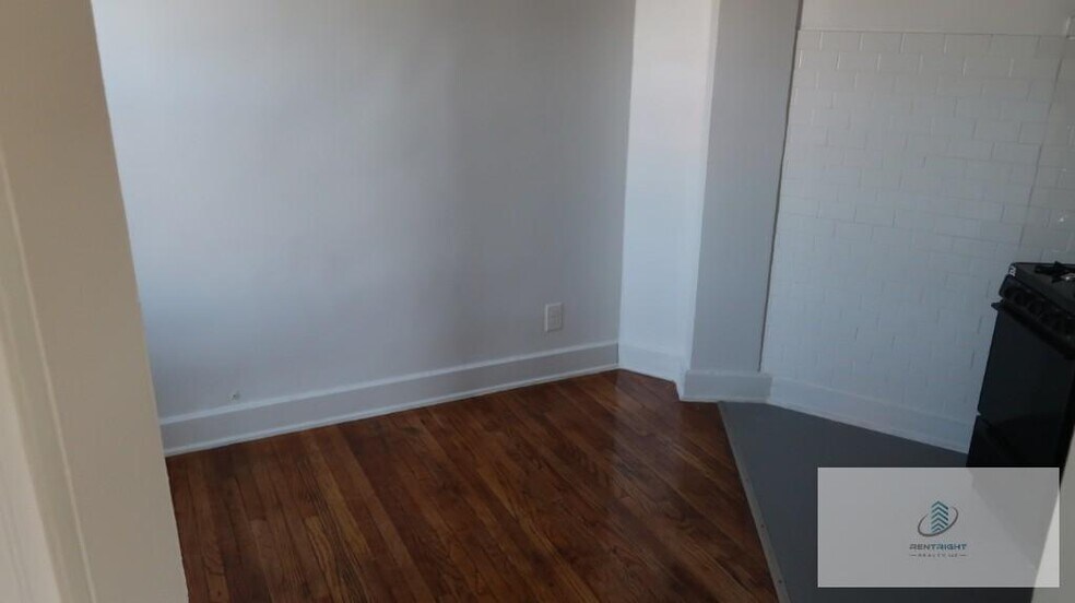 Building Photo - 5037 W Montrose Ave