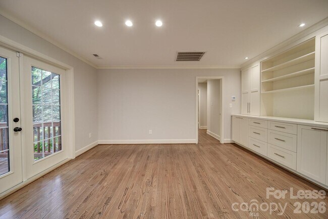 Building Photo - 6700 Castlegate Dr