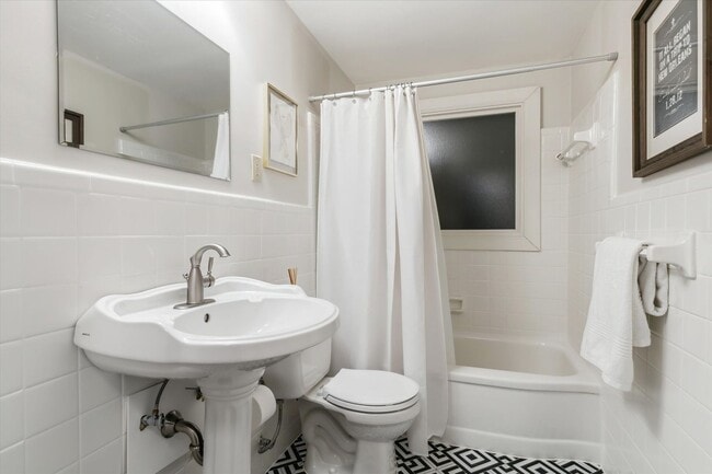 Building Photo - 5 bedroom 3 bathroom with over 3,500 square feet in East Memphis near Walnut Grove and Perkins