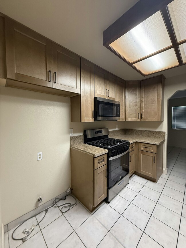 Building Photo - 1725 S Sacramento St