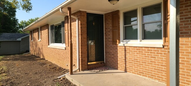 Building Photo - 113 S Broadview Cir Dr