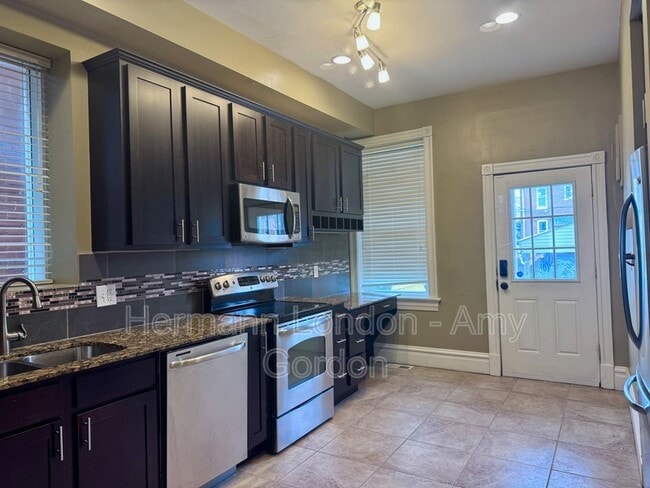 Building Photo - 2933 Victor St