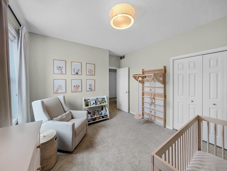 Upper level bedroom - 29 4th Ave N