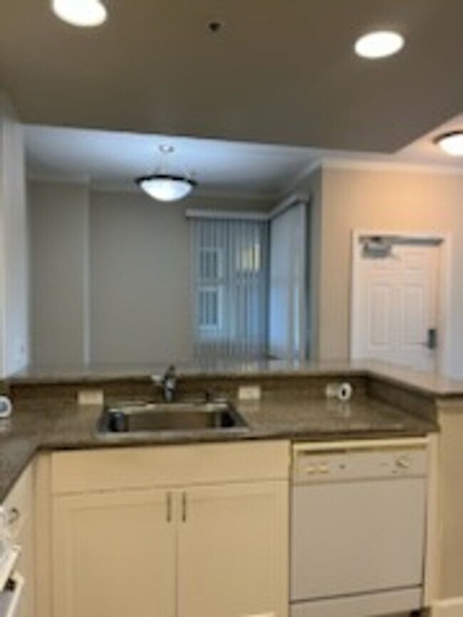 Building Photo - Epic REA - Great 1 BR/1 BA Condo w/Parking...