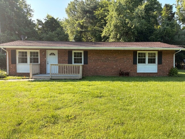 Primary Photo - Spacious 3-Bedroom Ranch Home in Thomasville