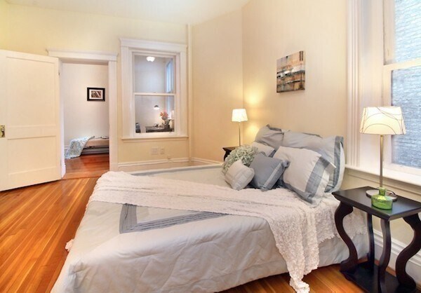 Building Photo - 1033 Beacon St
