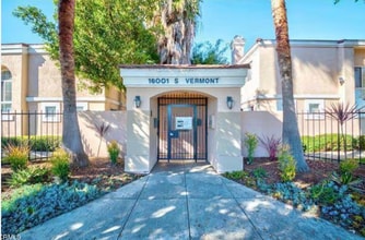 Building Photo - NEWLY REMODELED 3 BEDROOM 3 BATH