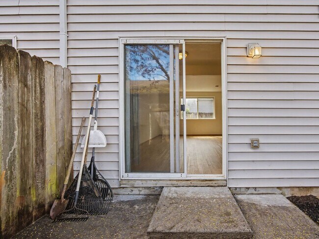 Building Photo - NAVAB02