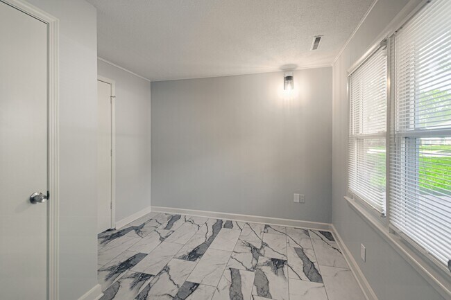 Building Photo - 9411 Fairwood Dr