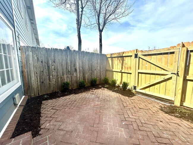 Building Photo - Well appointed 2 bed, 2.5 bath Townhouse Partial Utilities Included!