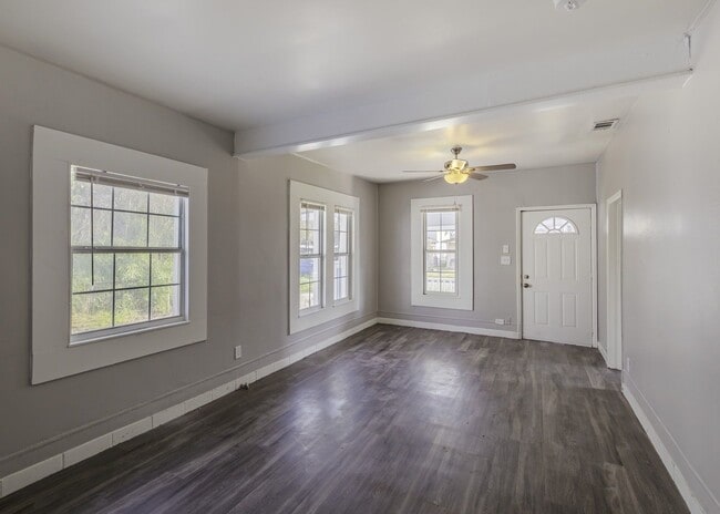 Building Photo - Dream Rental located minutes from Southtow...