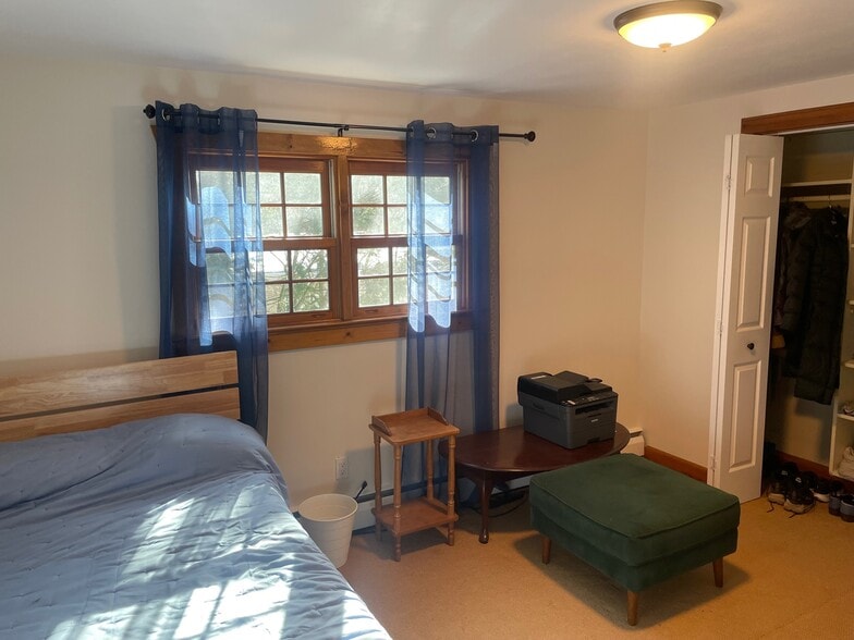 Building Photo - 74 Gainsborg Ave E