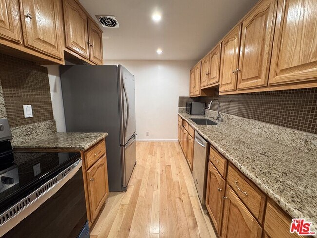 Building Photo - 8550 Holloway Dr