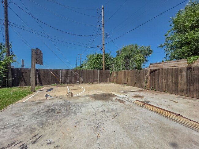 Building Photo - Charming 3-Bed, 2.5-Bath Home in Bethany w...