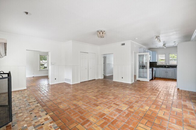 Building Photo - CHARMING 3-BEDROOM IN THE HEART OF ALAMO HEIGHTS