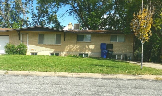 Building Photo - Spacious 3 Bed Duplex