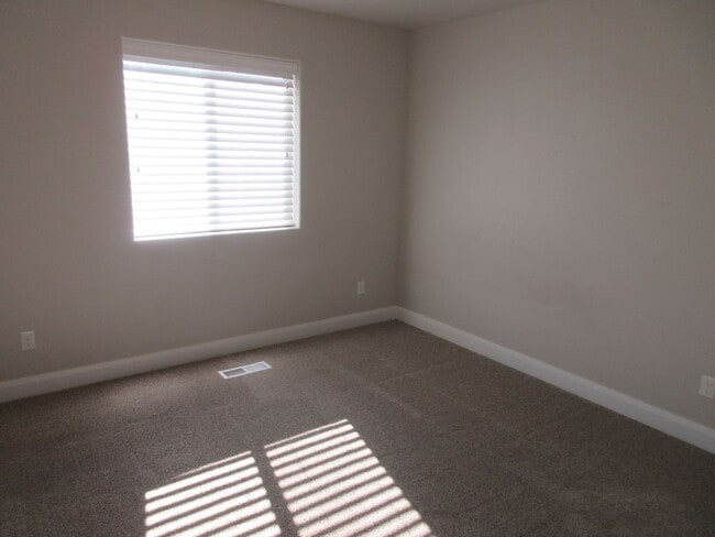 Building Photo - 3 bed 2.5 bath - Newer townhome in the heart of Cedar City