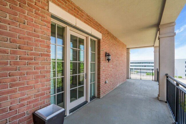 Building Photo - 6000 Royal Ct