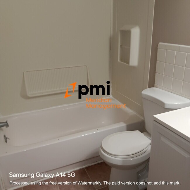 Building Photo - Headline Cozy 2-Bedroom Duplex in the Hear...