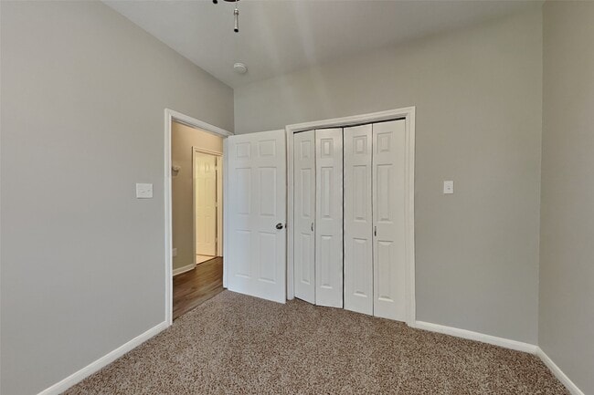 Building Photo - 2015 Creston Dr