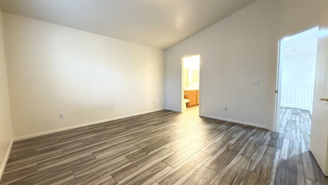 Building Photo - 10631 Streamside Ave