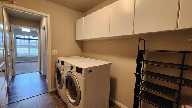 Building Photo - 9359 Highland Gate Way