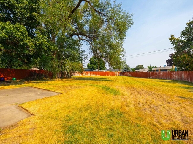 Building Photo - 2104 N Dale Ln