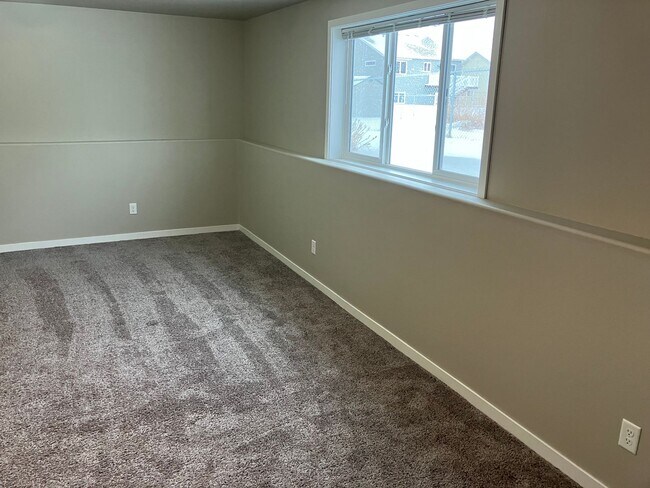 Building Photo - 4 Bed 2.5 Bath Single Family Home