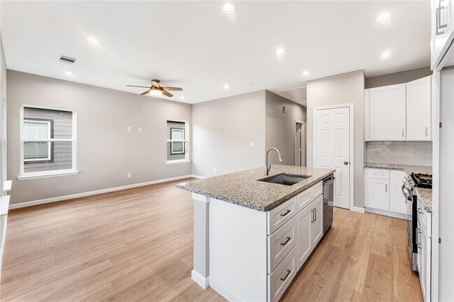 Building Photo - 5221 Groveton St
