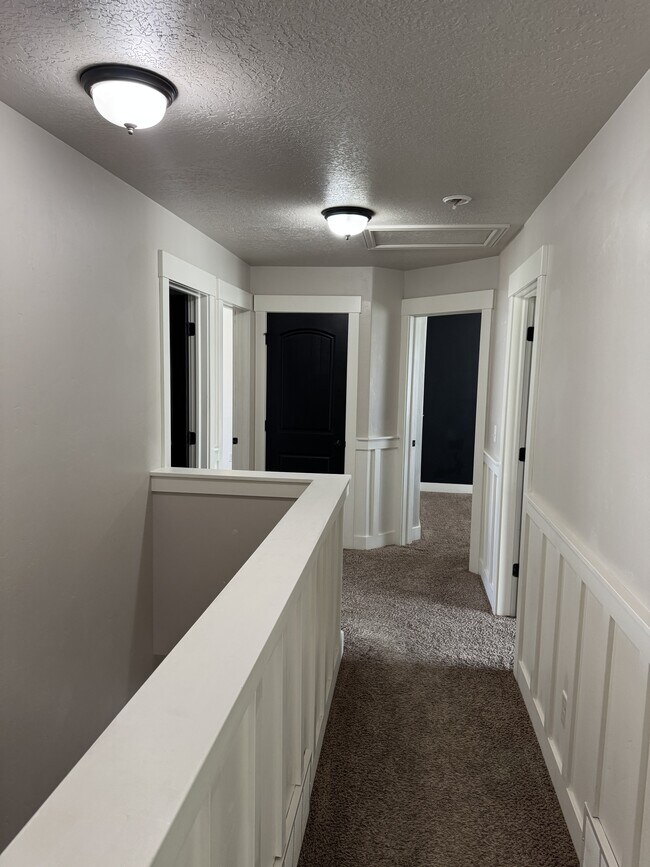 Building Photo - 890 W 110 S