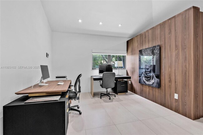 Building Photo - 725 W 49th St