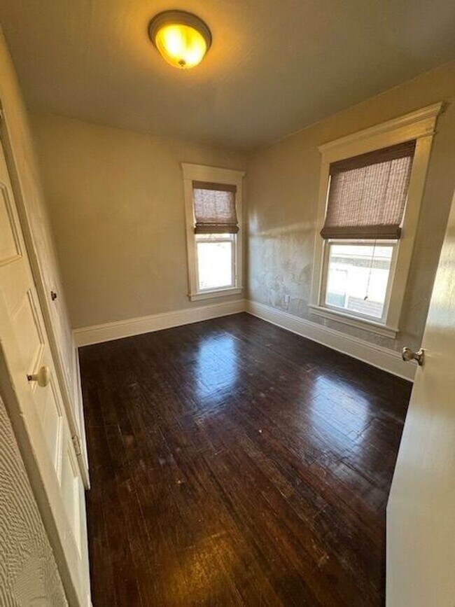 Building Photo - 1906 Hoyt Ave