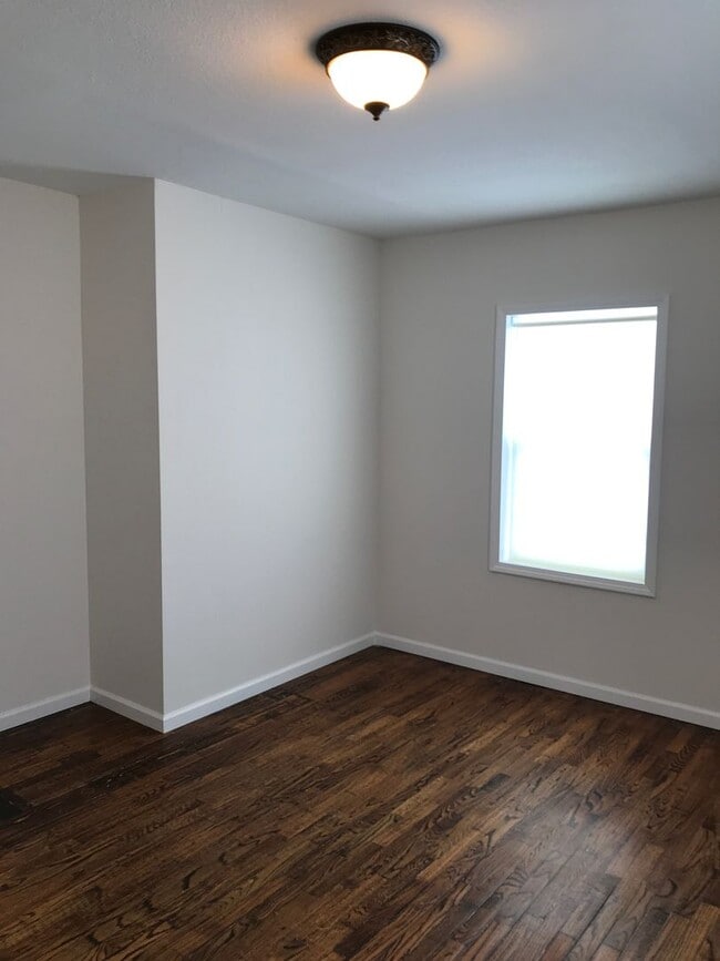 Building Photo - 2 bedroom/1 bathroom single family home!