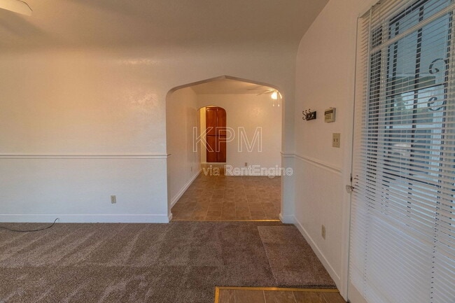 Building Photo - 325 E Mariposa Ave