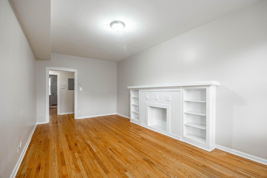Building Photo - 3751 W Sunnyside Ave
