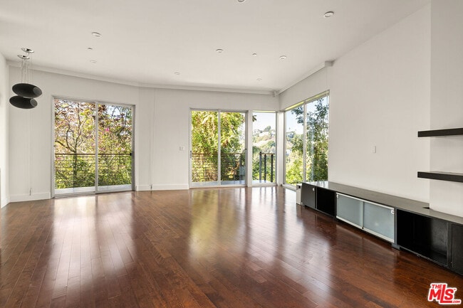 Building Photo - 3255 Fernwood Ave