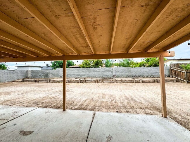 Building Photo - "Centrally located 3 bedroom, 2 bathroom H...