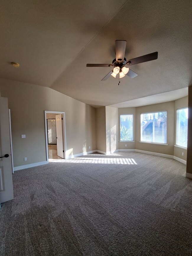 Building Photo - PRICE REDUCED TO $3450 & MOVE IN SPECIAL $450 OFF THE 1ST MONTH'S RENT – Spacious 5-Bedroom Fresn...