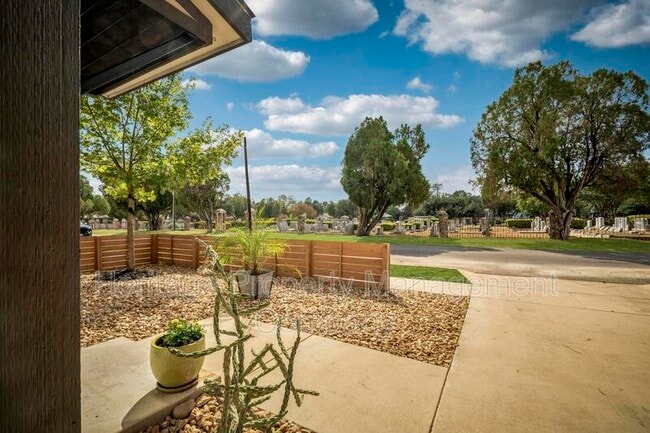 Building Photo - 1417 E Crockett St