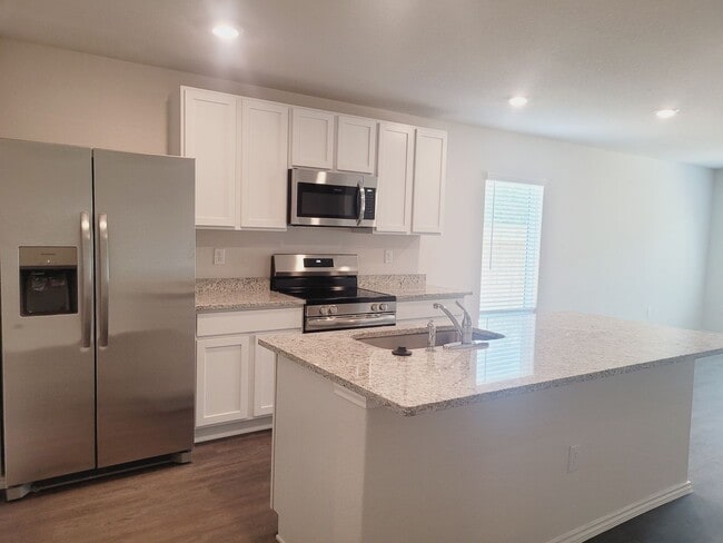 Building Photo - "Like New" 1-story | 4 bedroom | 2 bath home on quiet cul-de-sac with no neighbors behind in tran...