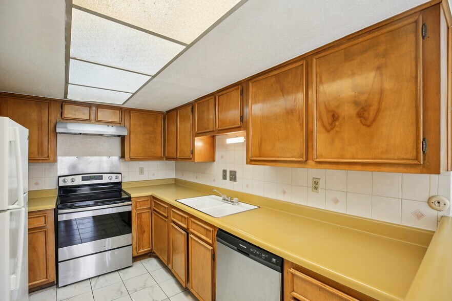 Building Photo - 8379 La Roche Ln