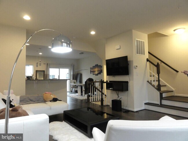 Building Photo - 606 N Atwater Dr