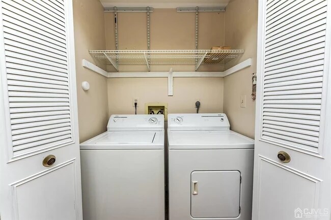 In Unit Washer Dryer - 208 Woodbridge Commons Way