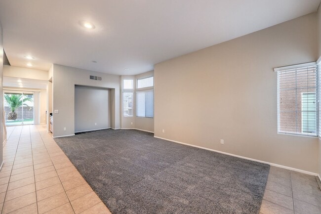 Building Photo - Gorgeous 6Bed/5Bath/4Car, 2-Story Home located in the Mountains Edge