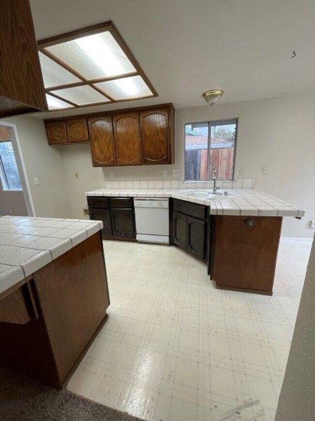 Building Photo - Fabulous 3 Bed 2 Bath home in the Heart of Elk Grove