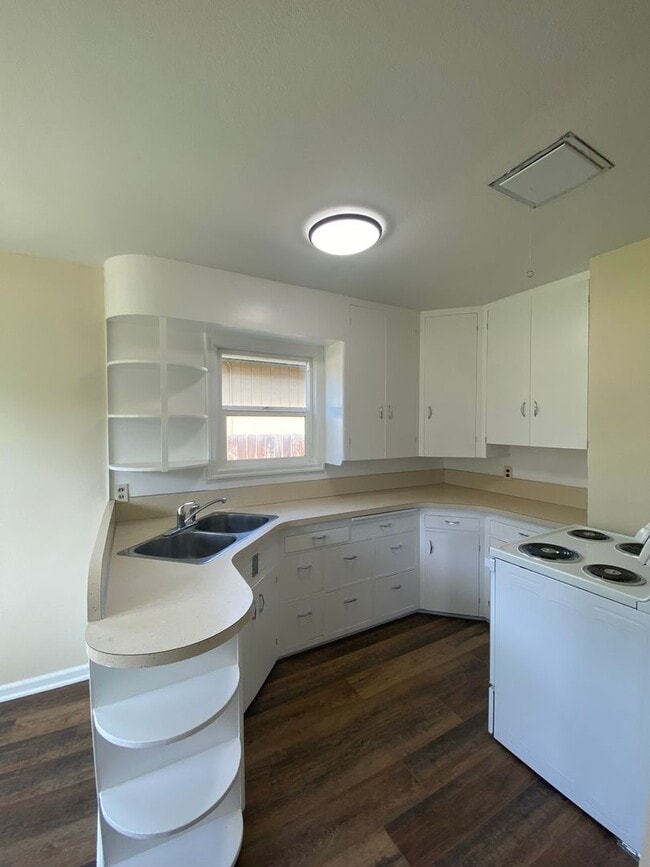 Building Photo - Charming 2 Bedroom 1 bath House! Large Bac...