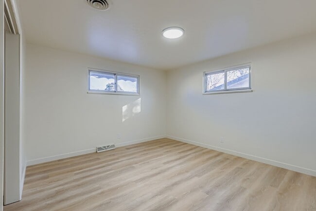 Building Photo - 4945 Wyandot St